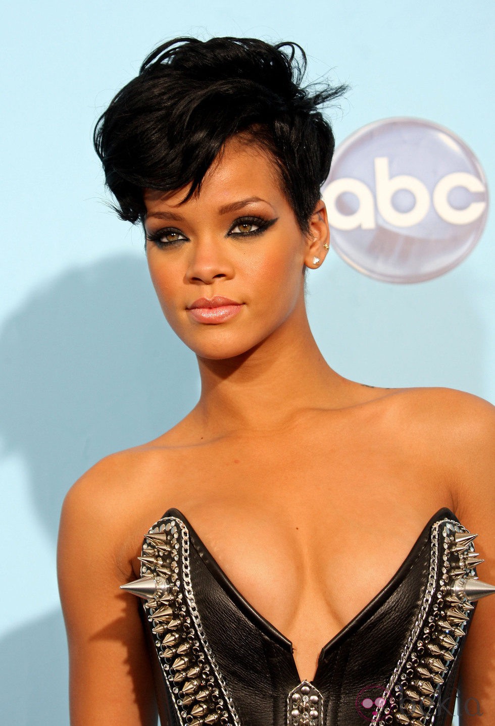 Peinado de Rihanna con pelo corto y cresta ondulada en tono negro azabache