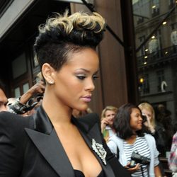 Peinado de Rihanna con pelo corto y cresta ondulada en tono negro azabache y puntas rubio platino
