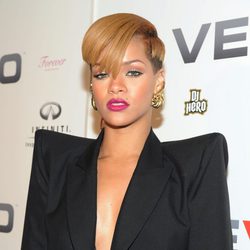 Peinado de Rihanna con pelo corto y flequillo con corte diagonal en rubio dorado