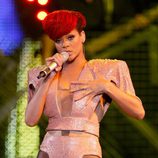 Peinado de Rihanna con pelo corto y flequillo con corte diagonal en color rojo