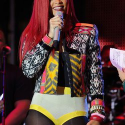 Peinado de Rihanna con melena larga y lisa en color rojo