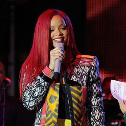 Peinado de Rihanna con melena larga y lisa en color rojo