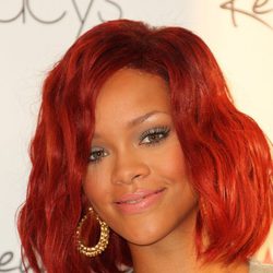 Peinado de Rihanna con media melena ondulada en color rojo
