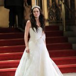 Blair Waldorf con una larga melena ondulada y maquillaje nude el día de su boda