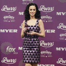 Katy Perry con melena rizada y cara despejada