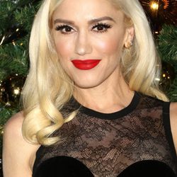 Gwen Stefani con exceso de maquillaje encendiendo las luces navideñas de Empire State