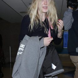 Dakota Fanning con un aspecto desaliñado en el aeropuerto de Los Ángeles
