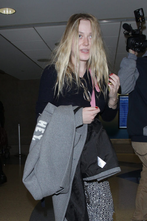 Dakota Fanning con un aspecto desaliñado en el aeropuerto de Los Ángeles