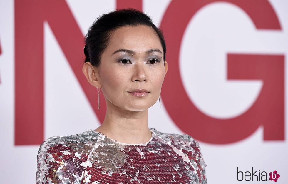 Hong Chau con un completo look plateado en el pase especial de 'Downsizing' en Los Ángeles