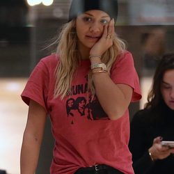 Rita Ora sin maquillaje y de compras en la tienda de Prada