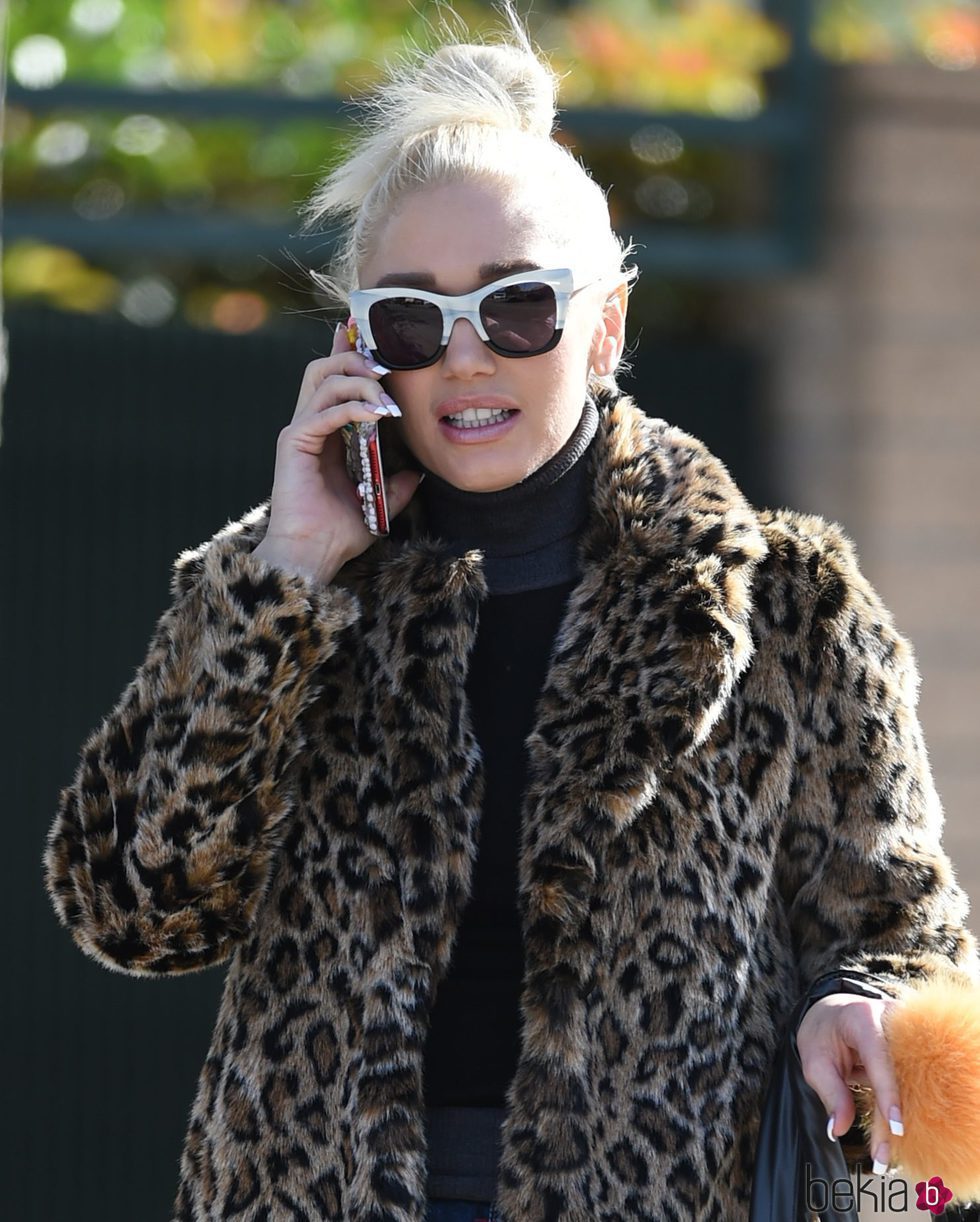 Gwen Stefani con el cabello muy estropeado por las calles de Los Ángeles