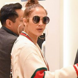 Jennifer Lopez con el labial desgastado en una tienda de Los Ángeles