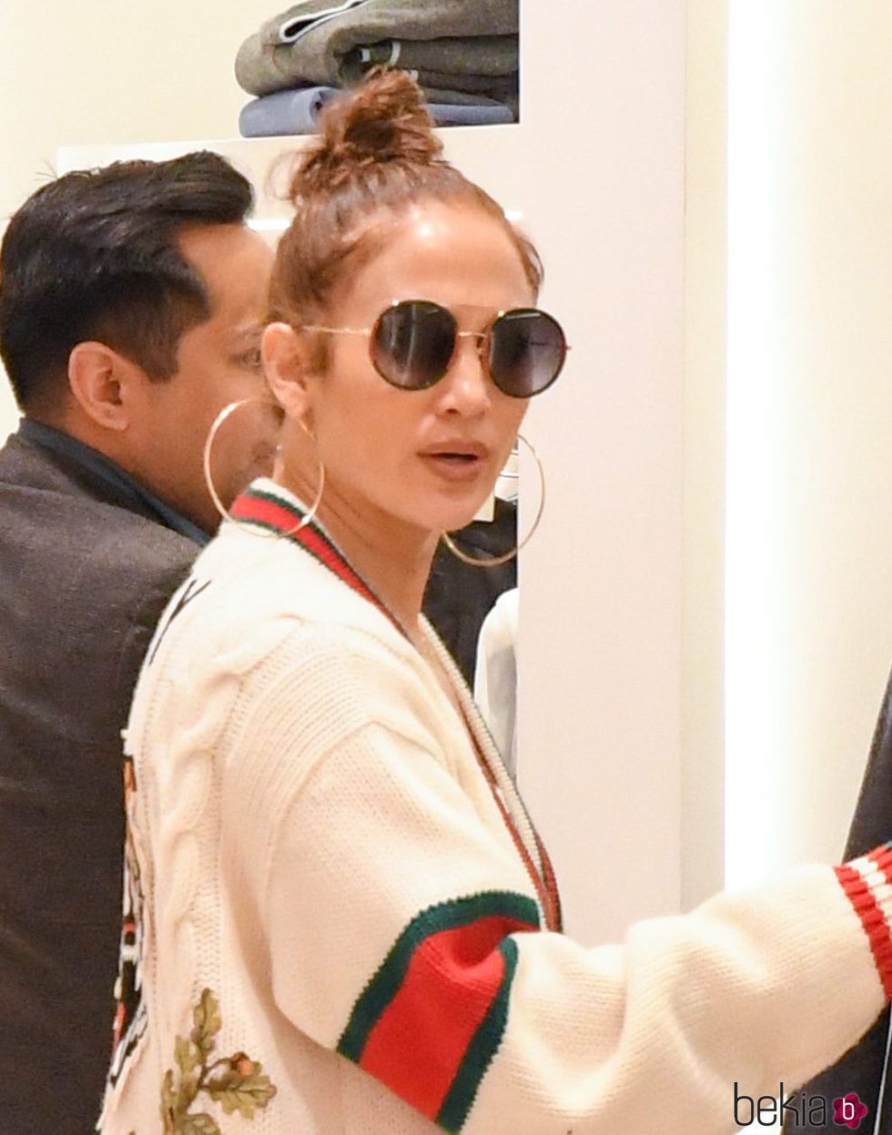 Jennifer Lopez con el labial desgastado en una tienda de Los Ángeles