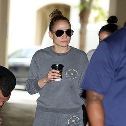 Jennifer Lopez con mala cara por la ciudad de Los Ángeles