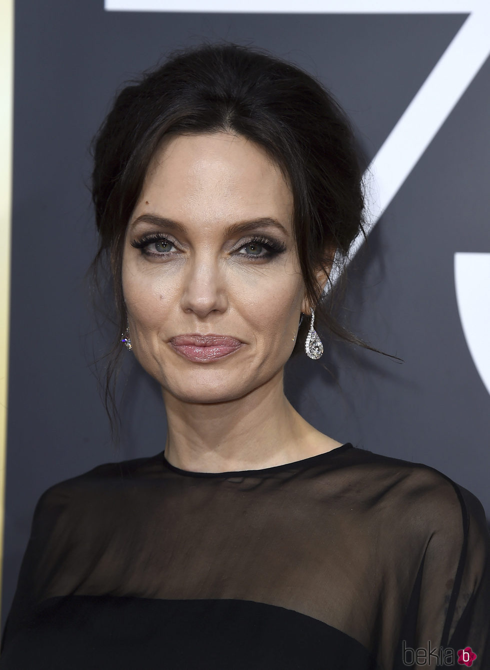 Angelina Jolie y sus mega pestañas en los globos de oro