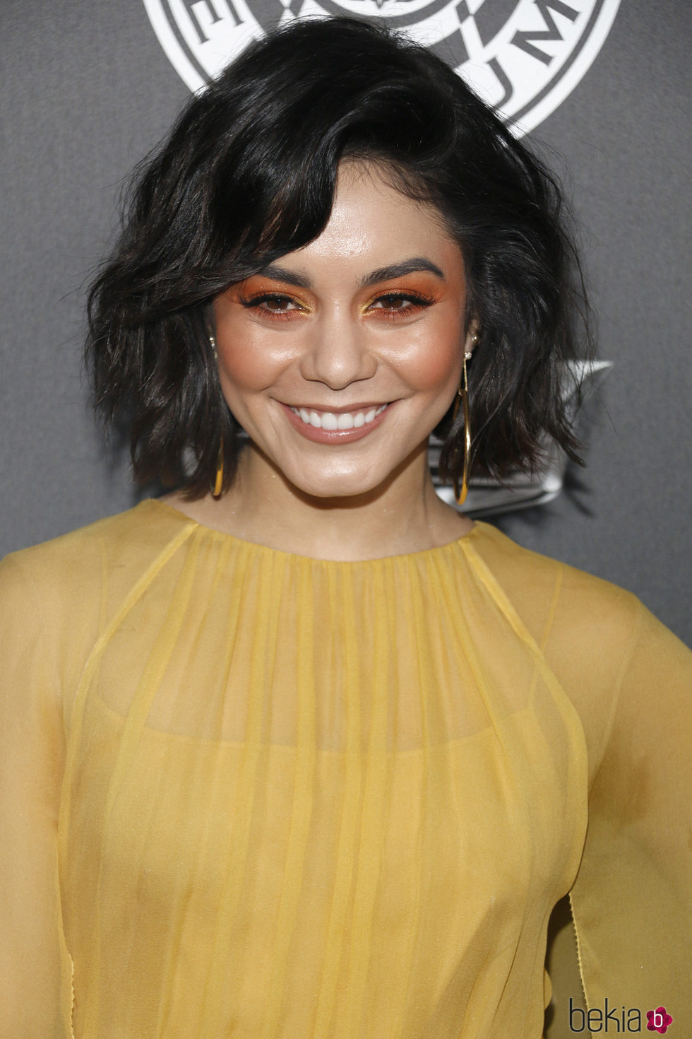 Vanessa Hudgens con maquillaje de tonos naranjas en la gala TAOE Heaven 2018