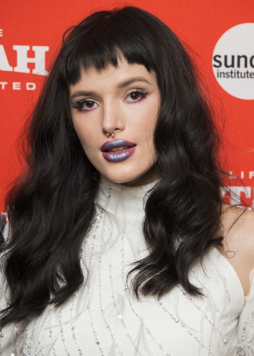 Bella Thorne con un fleco recto y un pintalabios de purpurina
