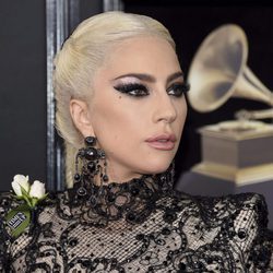 Lady Gaga con sombra de ojos brillante