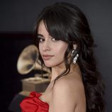 Camila Cabello con la melena suelta y ondulaciones