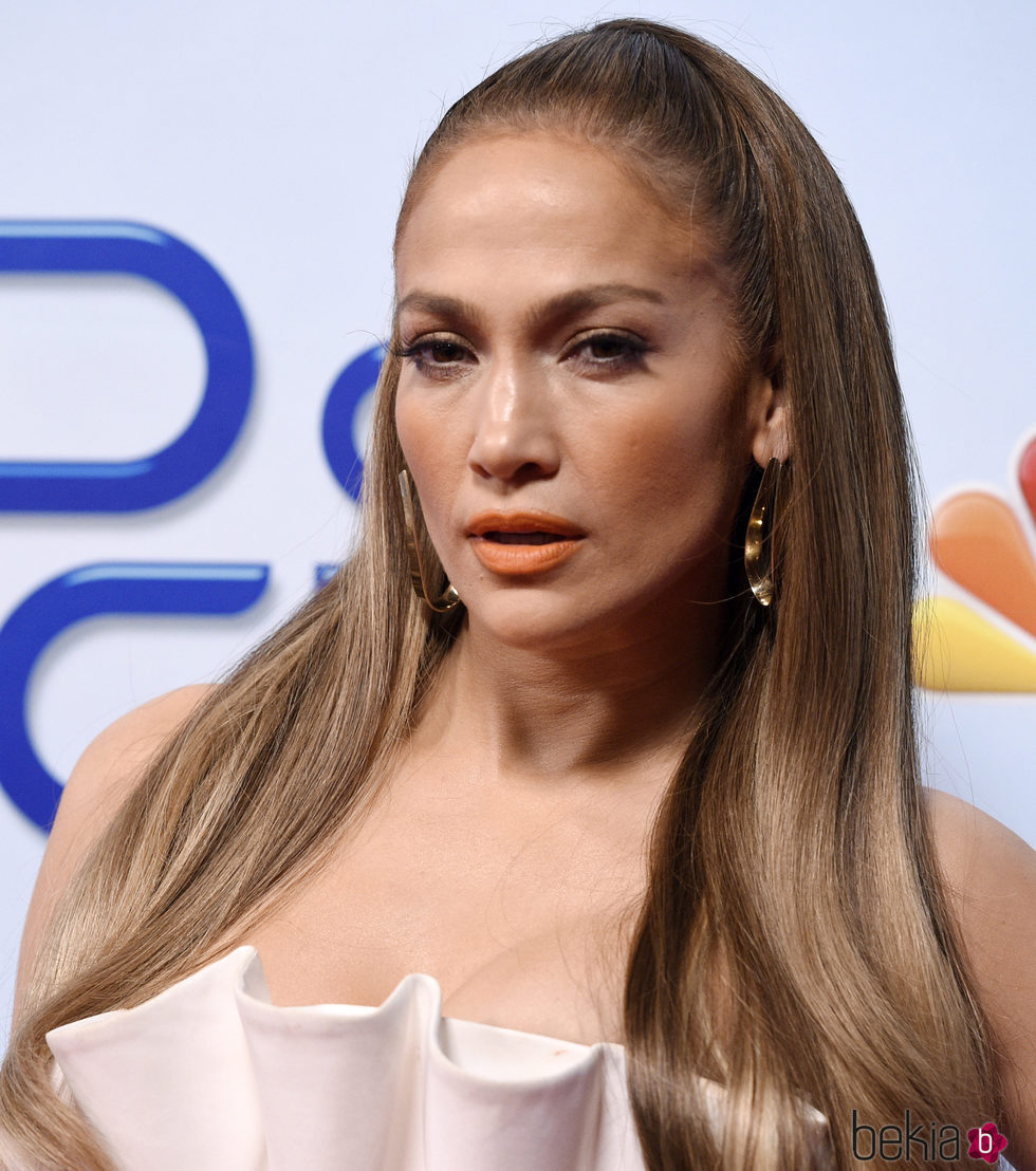 Jennifer Lopez con un labial naranja