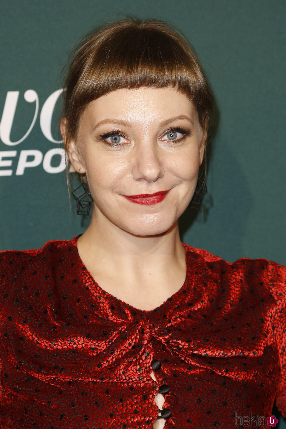 Emily V. Gordon con un peinado recogido en los premios Hollywood Reporters