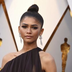 Zendaya asiste con un moño alto a los Premios Oscar 2018