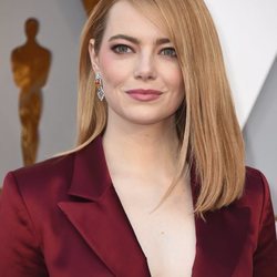 Emma Stone con el pelo liso y la raya al lado en los Oscar 2018