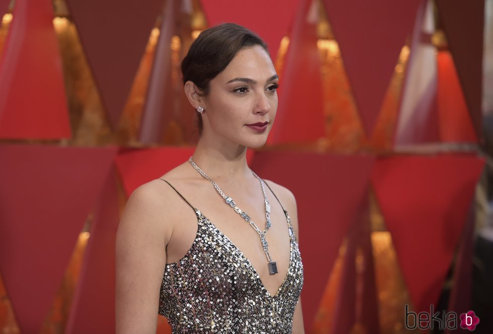Gal Gadot con el pelo recogido y los labios rojos en los Oscar 2018