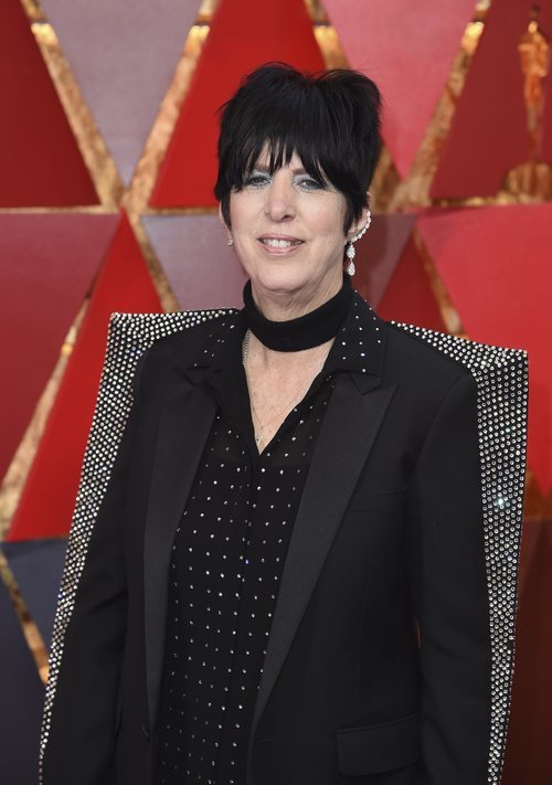 Diane Warren con el pelo corto y unas sombras azules en los Oscar 2018