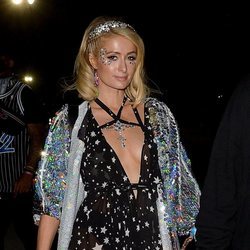 Paris Hilton con un look muy brillante en Coachella Valley Music and Arts Festival 2018