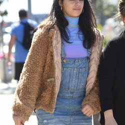 Camila Cabello con el pelo al natural paseando por las calles de Los Ángeles 2018