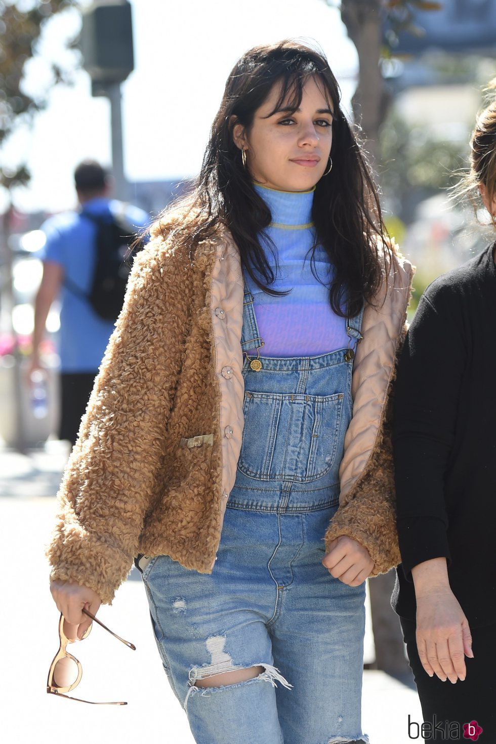 Camila Cabello con el pelo al natural paseando por las calles de Los Ángeles 2018