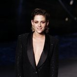 Kristen Stewart con el pelo engominado en la presentación de la nueva colección de Chanel 2018