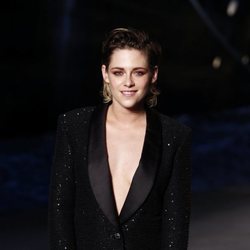 Kristen Stewart con el pelo engominado en la presentación de la nueva colección de Chanel 2018