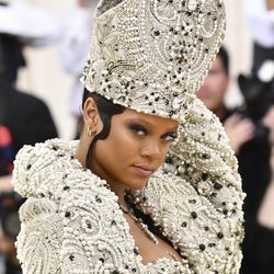 Rihanna con un tocado religioso en la Gala MET 2018