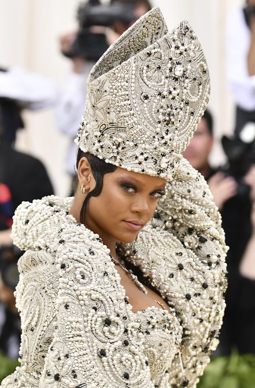 Rihanna con un tocado religioso en la Gala MET 2018