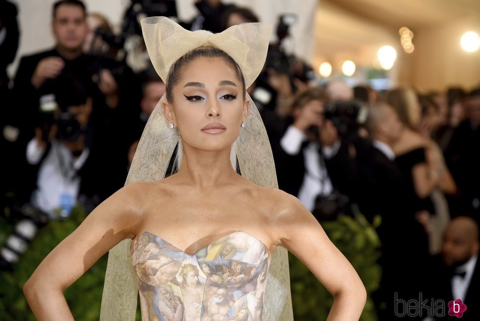 Ariana Grande con un enorme lazo  en la Gala MET 2018