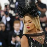 Rita Ora con un tocado en color negro  en la Gala MET 2018
