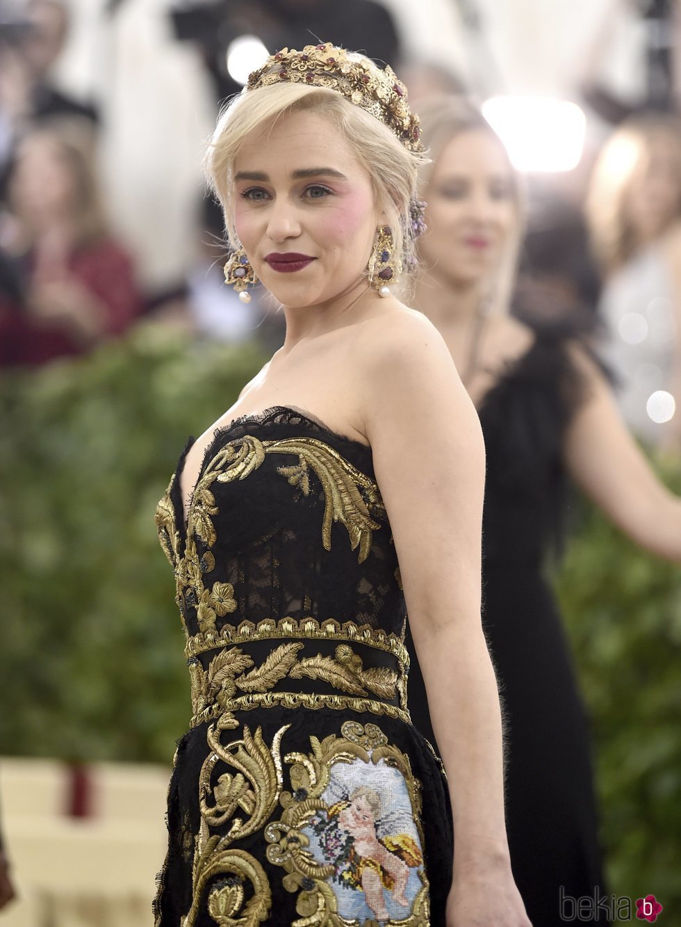 Emilia Clarke con una corona dorada  en la Gala MET 2018