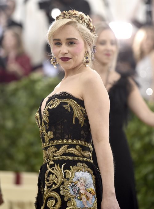 Emilia Clarke con una corona dorada  en la Gala MET 2018