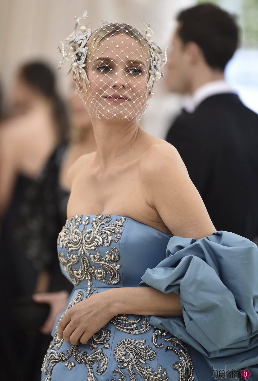 Diane Kruger con una redecilla blanca en la Gala MET 2018