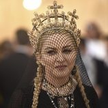 Madonna con una redecilla negra  en la Gala MET 2018