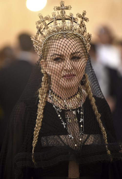 Madonna con una redecilla negra  en la Gala MET 2018