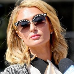 Paris Hilton sale por Hollywood con un look muy vintage
