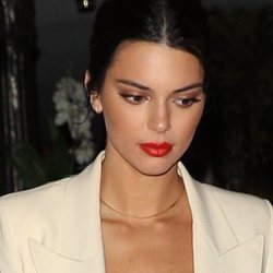 Los labios rojos dominan el maquillaje de Kendal Jenner