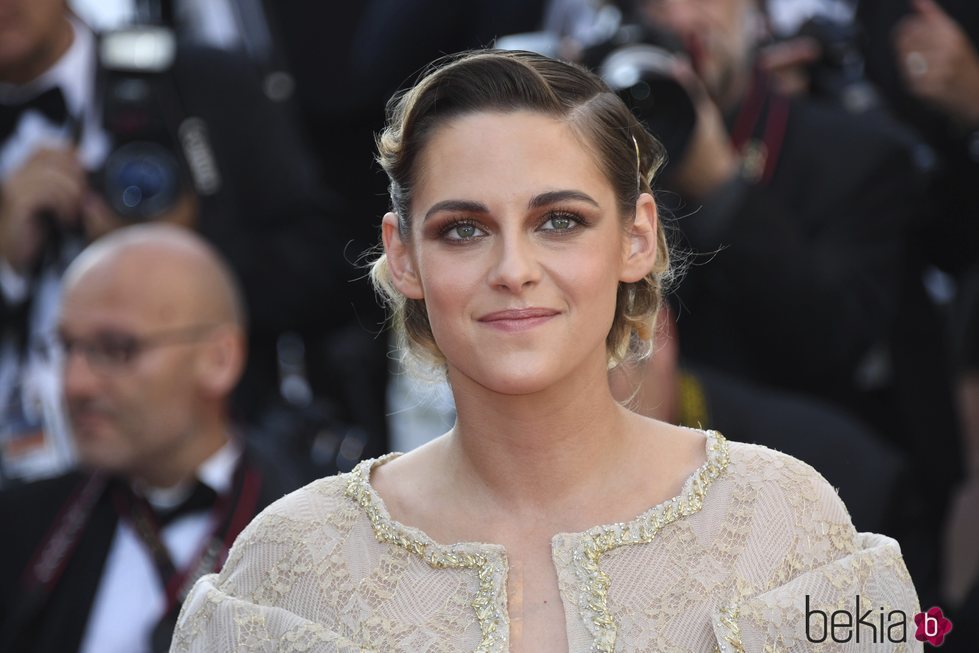  Los tonos tierra dominan el maquillaje de Kristen Stewart en la gala de clausura de Cannes