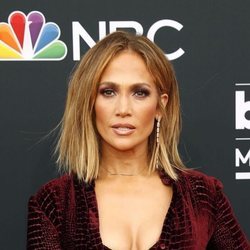 Jennifer Lopez posa con una media melena en los premios Billboard 2018