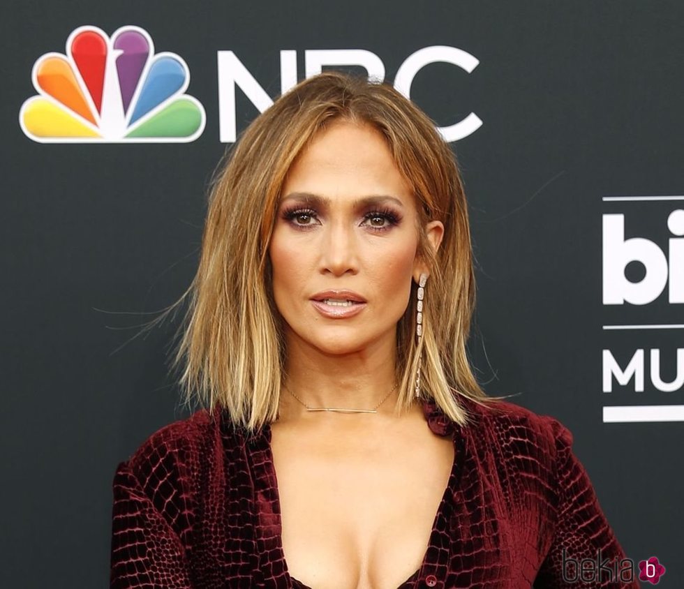 Jennifer Lopez posa con una media melena en los premios Billboard 2018