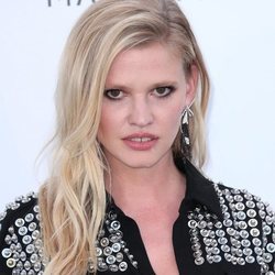 Lara Stone apuesta por la melena suelta en la 25 gala amfAR 2018