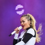 Rita Ora con una mega coleta en uno de sus conciertos 2018